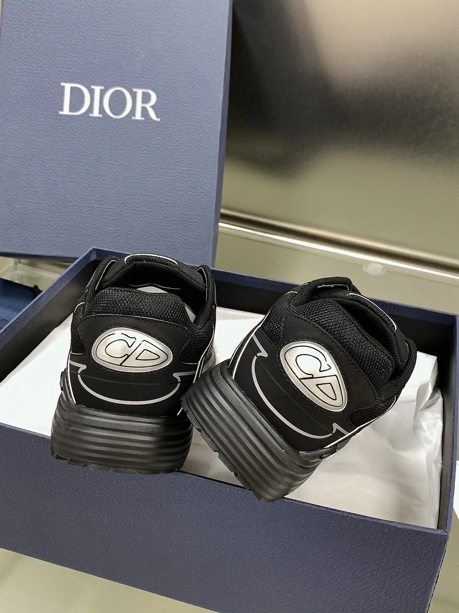 👟👟Ex-factory price 660👟👟 Newly upgraded Dior B30 series dad sneakers. New B30 sneakers. Dad Shoes style shoes that follow the trend of the retro market. The Dior logo on the tongue also indicates that this pair of shoes is the B30 model! B30 uses fine-textured leather and mesh cloth materials to form a shoe body. There are conspicuous letters CD on both sides of the shoe body to indicate identity. Many lines on the shoe body outline details to make the shoes look less monotonous and full of retro flavor. The delivery counter is exquisitely packaged🛍📦 ▪️Fabric: Original customized technical fabric + mesh ▪️Inner lining: Customized breathable lining ▪️Outsole: IP+TPU outsole ▪️Sole thickness: 3.5CM ▪️Size: Women’s size 35-40 / Men’s size 39-45